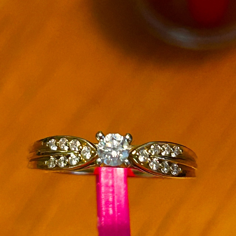 Diamond ring, 10K yellow gold. Size 6.